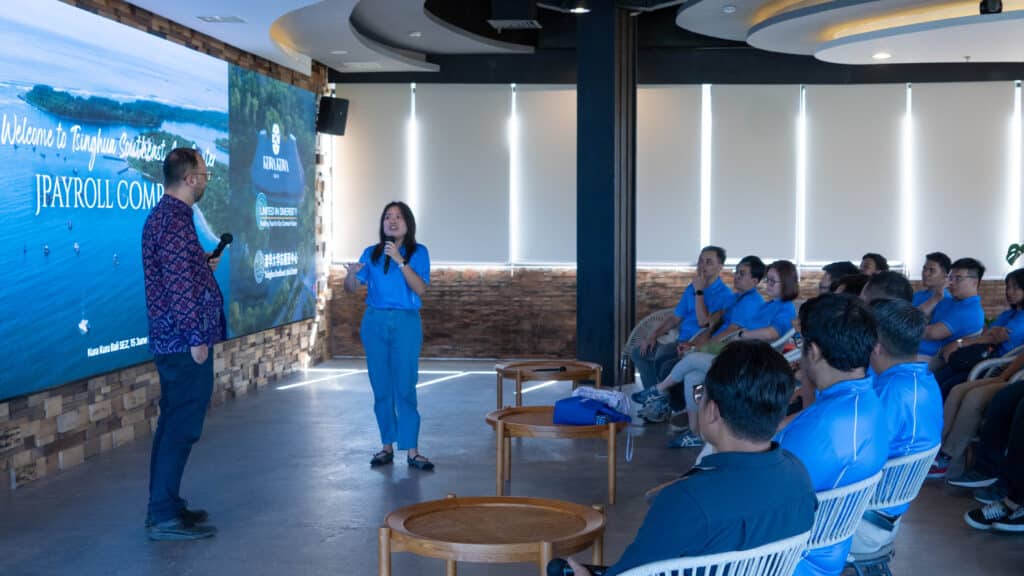 Fielien Kosasih, Komisaris JPayroll, berdiskusi bersama Director Michael Tuori dalam sesi pertukaran wawasan di Tsinghua Southeast Asia Center Bali.