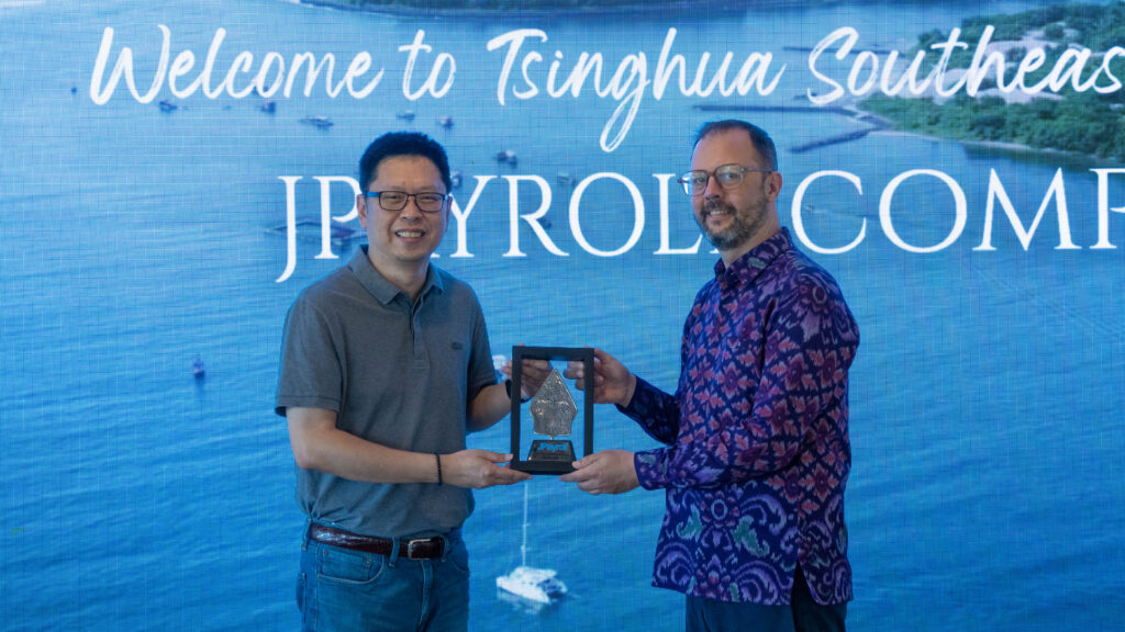 CEO JPayroll, Andry Kosasih, menyerahkan plakat penghargaan kepada Director Michael Tuori sebagai bentuk apresiasi atas sambutan hangat dari Tsinghua Southeast Asia Center Bali.